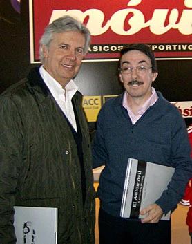 Emilio de Villota junto a Diego Serrano, en la presentación del libro en el Retromovil de Madrid - Ampliar